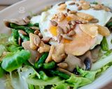 Foto del paso 6 de la receta Ensalada templada de champiñón y trigueros con huevo frito con ajos