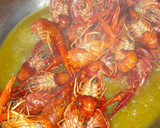 Foto del paso 2 de la receta: Cangrejo de río en salsa de vermut blanco de Reus