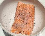 Foto langkah ke 2 dari resep Pan-fried Salmon sederhana, cepat, dan praktis.