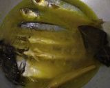 Foto langkah ke 3 dari resep Pindang Kuning Ikan Gembung.