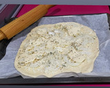 Foto del paso 7 de la receta: Pizza de cebolla y quesos