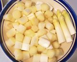 A picture of step 2 of White Asparagus Cream Soup.