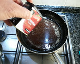 Foto del paso 2 de la receta: Manteca "colorá"casera con carne. Partimos de los chicharrones