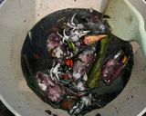 Foto langkah ke 3 dari resep Oseng cumi item.