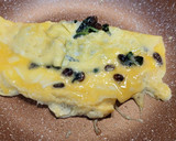Foto del paso 4 de la receta: Tortilla de espinacas con pasas y queso