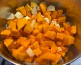 Une image de l'étape 2 de Soupe veloutée de potimarron et pommes de terre.