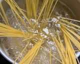Foto langkah ke 1 dari resep Spicy Salmon Aglio Olioo.