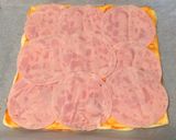 Foto del paso 3 de la receta: Pizza de patatas y verduras con jamón y queso