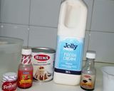 A picture of step 1 of Strawberry and chocolate flakes ice cream.