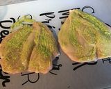 Une image de l'étape 2 de Filets de poulet marinés grillés aux épices et pesto d'herbes.