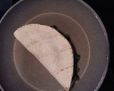 Foto del paso 2 de la receta: Quesadilla de espinacas y queso de untar