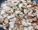 Póréhagymás cukkini krémleves, pirított gombával! recept fázis 6 fotója