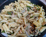 Foto del paso 3 de la receta: Pasta con pollo a l'ast