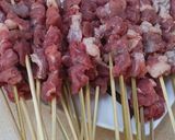 Foto langkah ke 1 dari resep Sate Sapi Bumbu Kacang #KitaBerbagi.