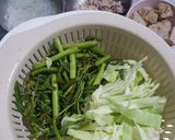 รูปขั้นตอนการทำที่ 2 ของ ยำผักกระเฉดหมูยอ #กินผักรักสุขภาพ6