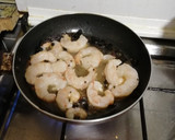 Foto del paso 3 de la receta: Langostinos con gulas
