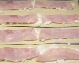 A picture of step 2 of Ham, tomato and goat's cheese roses.