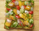 รูปขั้นตอนการทำที่ 2 ของ ขนมปังปิ้งมะม่วงกัวคาโมเล ง่าย ได้สีสัน Mango Guacamole Toast