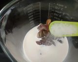 A picture of step 2 of Chikoo milkshake.