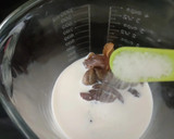 A picture of step 2 of Chikoo milkshake.