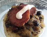 Foto del paso 9 de la receta: Arepa con salteado de berenjena, calabacín, cebolla y pasas de uva🍘🍆🥒🌰🍇🥓🍘