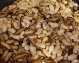 Foto del paso 2 de la receta: Salteado de shiitake con alubias