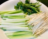 Hình bước làm 1 của món Bầu xào nấm kim châm