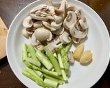 清炒蘆筍蘑菇蝦仁的食譜步驟1照片