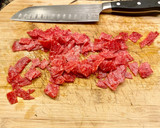 Foto del paso 3 de la receta: Pastel salado de hojaldre con calabacín, requesón y salami
