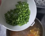 Foto langkah ke 2 dari resep Sup Ayam Warna Warni.