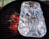 Foto del paso 3 de la receta: Pollo entero asado al carbón con papas y zanahoria