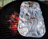 Foto del paso 3 de la receta: Pollo entero asado al carbón con papas y zanahoria