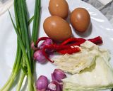Foto langkah ke 1 dari resep Telur dadar kol daun bawang.