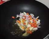 Foto langkah ke 1 dari resep Nasgor cabe rawit daun jeruk.