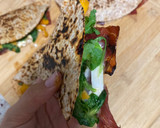 Foto del paso 3 de la receta: Quesadilla de melocotón, jamón, queso de cabra y rúcula