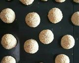 รูปขั้นตอนการทำที่ 1 ของ ขนมหัวเราะ หรือขนมหัวแตก Khanon Hua Ror / Thai Dessert Laughing Cookie Balls/Laughing Sesame Balls