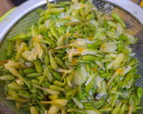 Foto langkah ke 2 dari resep 13. Tumis Bunga Pepaya Teri (Anti Pahit).