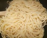 A picture of step 2 of Spaghetti aglio, olio e peporoncino.