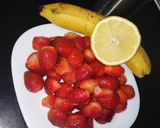 صورة لخطوة 1 من وصفة عصير الفراولة والموز🍓🍌
