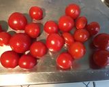 Une image de l'étape 1 de Salade « soleil » au céleri branche,tomates cerises,câpres italiennes et basilic.