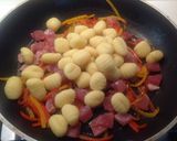 Foto del passaggio 2 della ricetta Gnocchi con filetto di tonno e mini peperoni