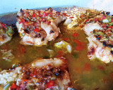 Foto del paso 3 de la receta: Muslo de pollo deshuesado al horno en salsa de verduras y soja
