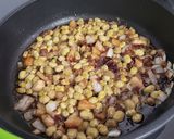 Foto del paso 4 de la receta: Habitas baby en aceite con jamón, boletus y huevo escalfado sobre picatostes