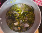 A picture of step 2 of Matar  mint soup green pea soup.