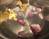 A picture of step 1 of Bún bò giò heo.