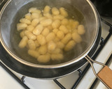 Foto del paso 5 de la receta: Ñoquis con pesto y espárragos acompañados por albondigas rellenas - keto