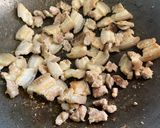 รูปขั้นตอนการทำที่ 1 ของ “หมูสามชั้นผัดปลาร้าทรงเครื่อง”