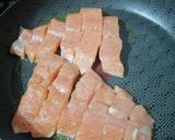 Foto del paso 6 de la receta: Salmón marinado en naranja, sobre cama de espinacas y patacón