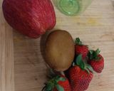 Foto langkah ke 1 dari resep Infused water strawberry, kiwi, apel.