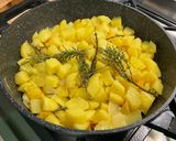 Une image de l'étape 12 de Pommes de terre rouges sautées ail, oignon et herbes aromatiques.